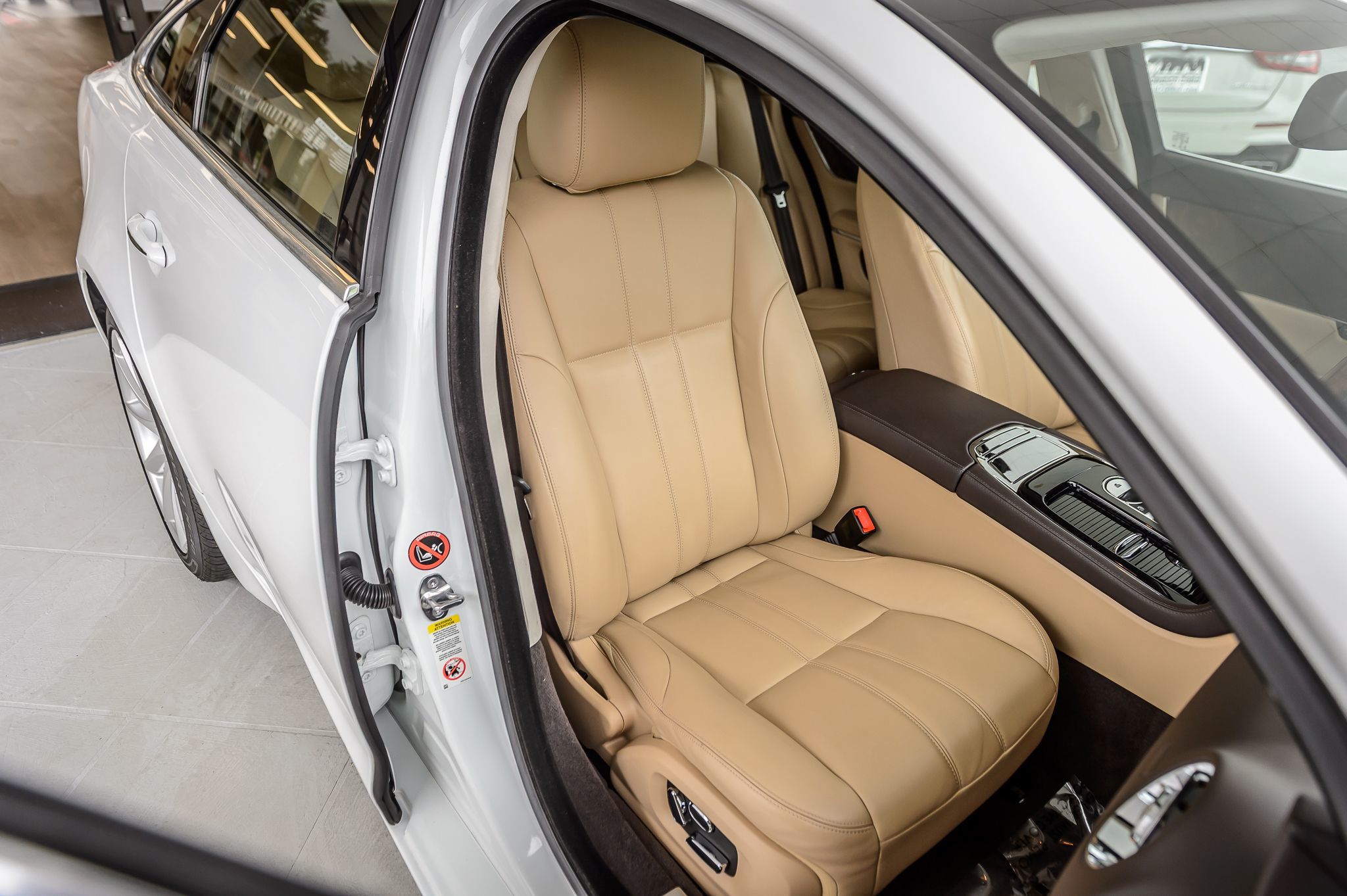 2015 Jaguar XJ photo 38