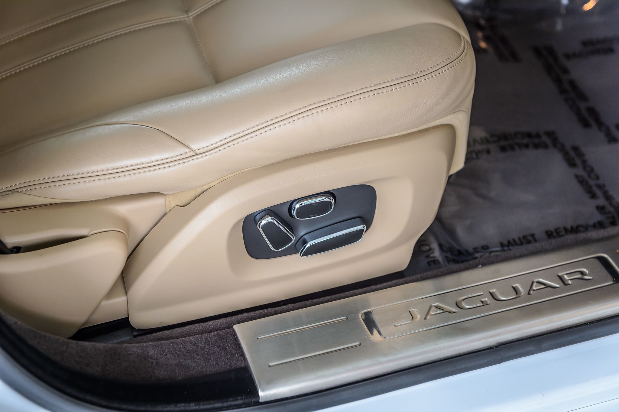 2015 Jaguar XJ photo 39