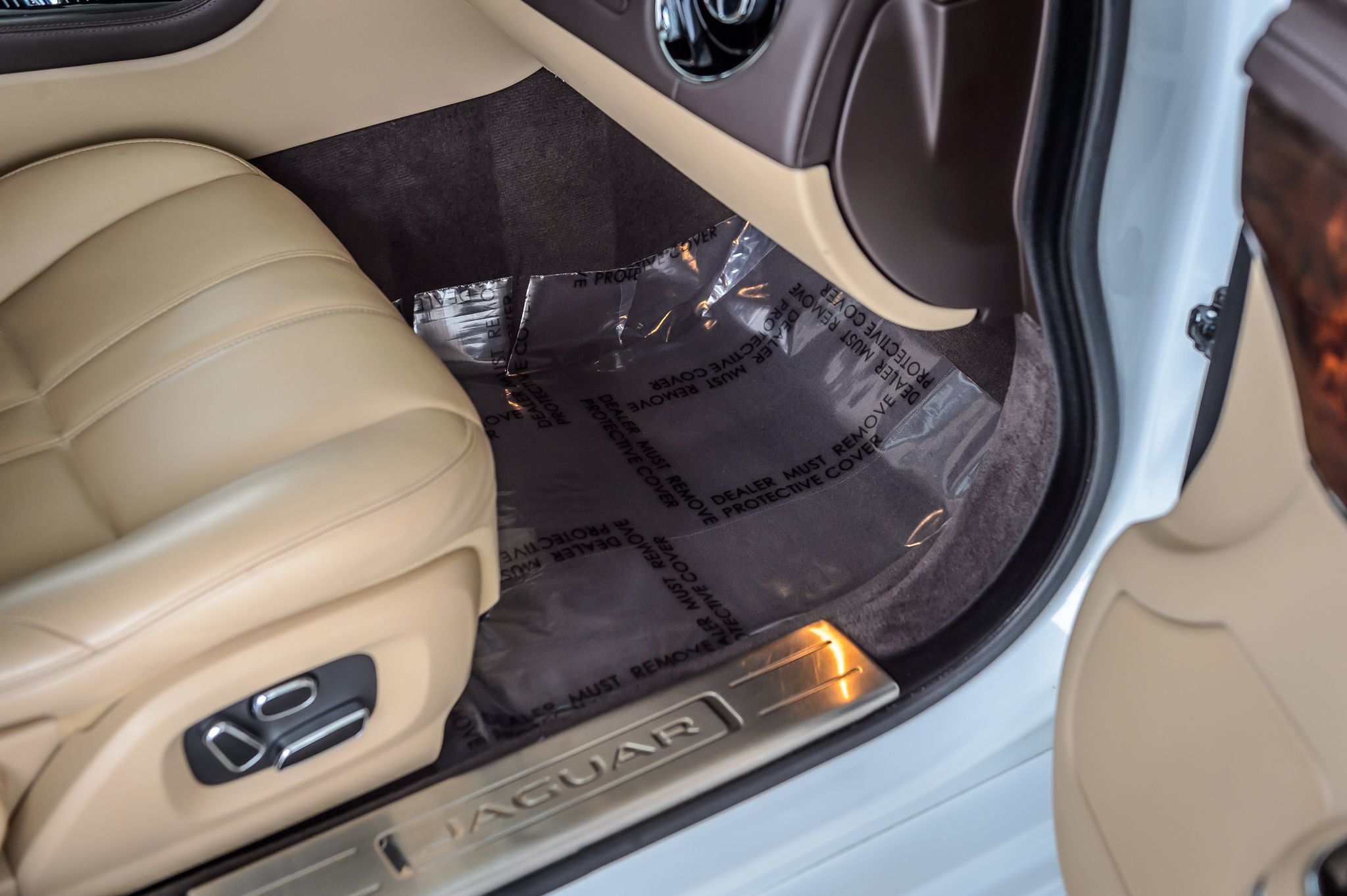2015 Jaguar XJ photo 40