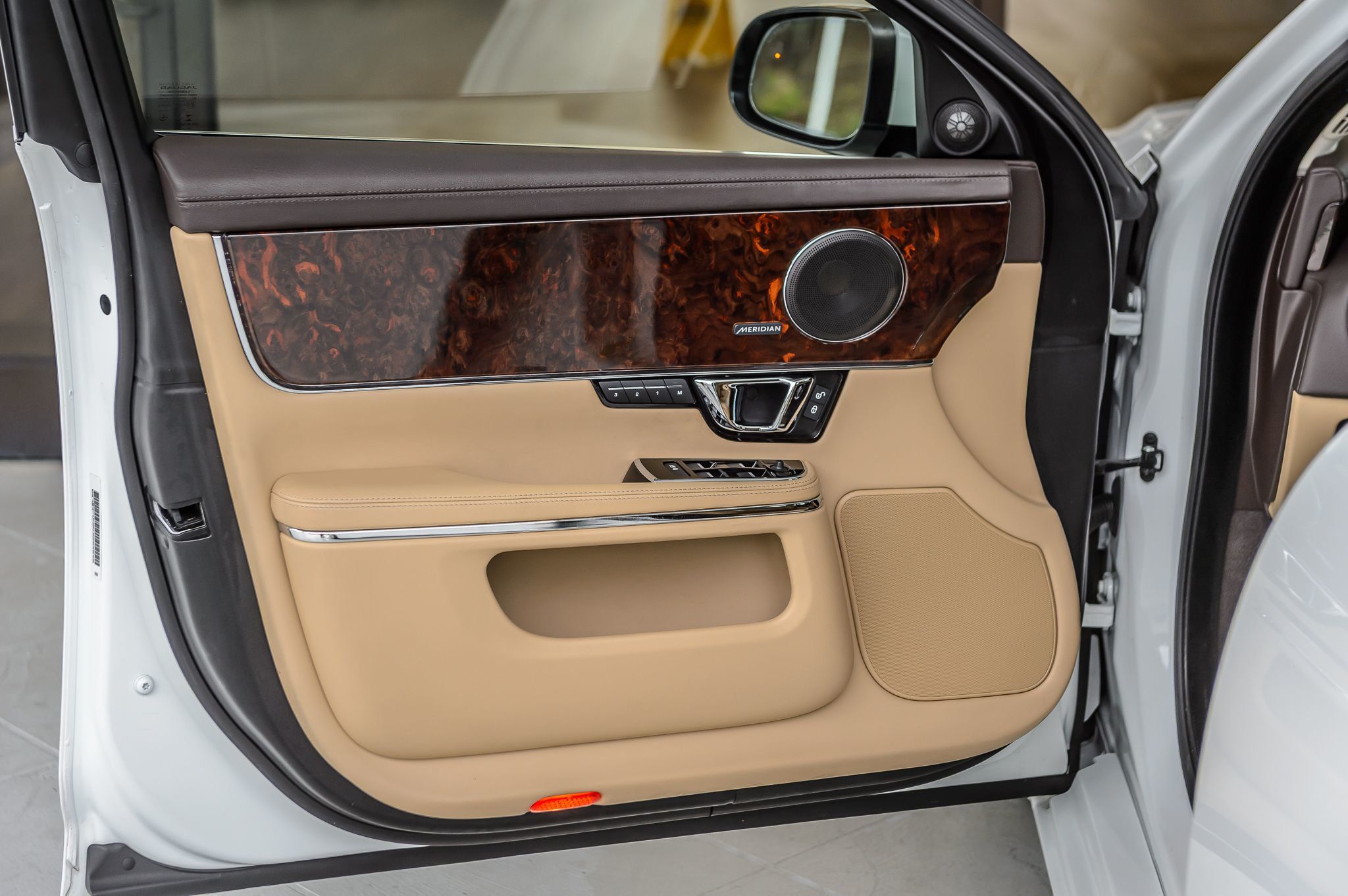 2015 Jaguar XJ photo 41