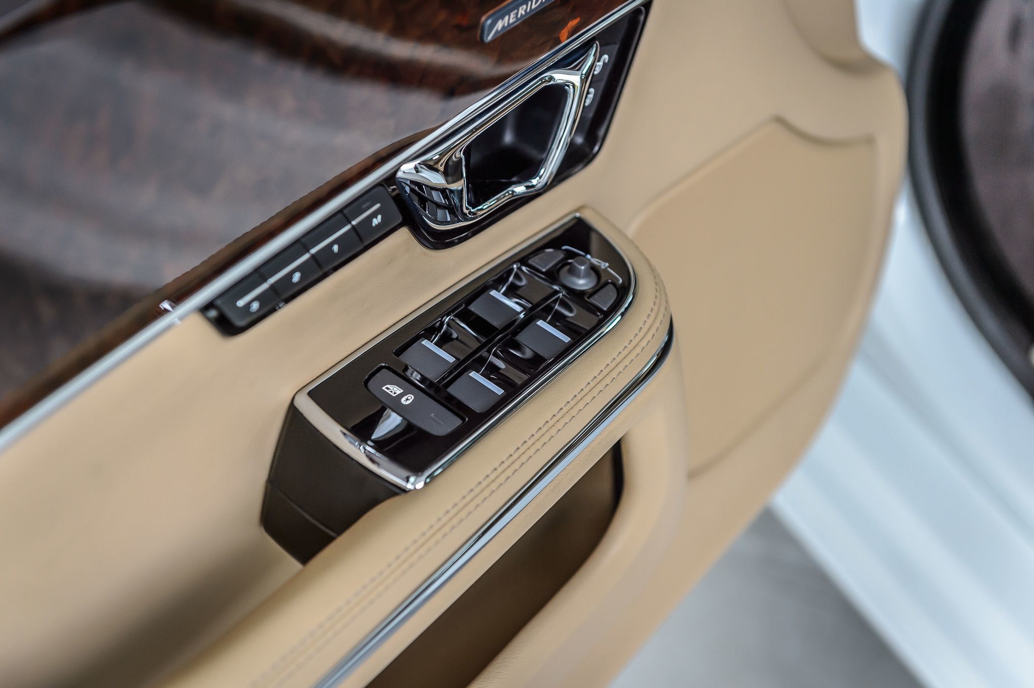 2015 Jaguar XJ photo 44