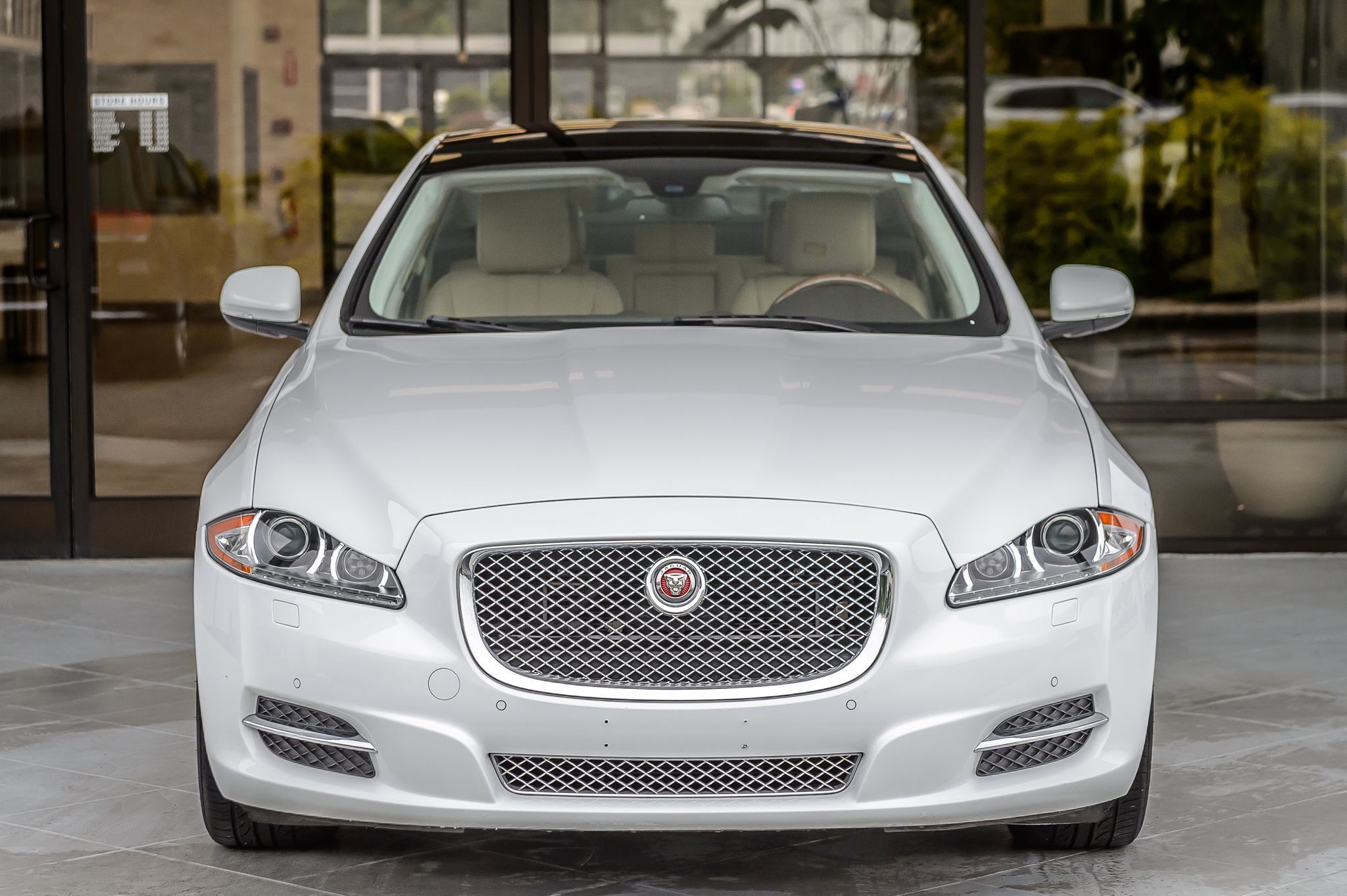 2015 Jaguar XJ photo 2