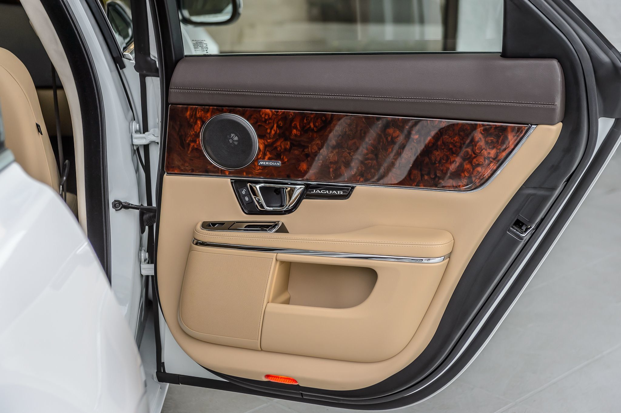 2015 Jaguar XJ photo 46