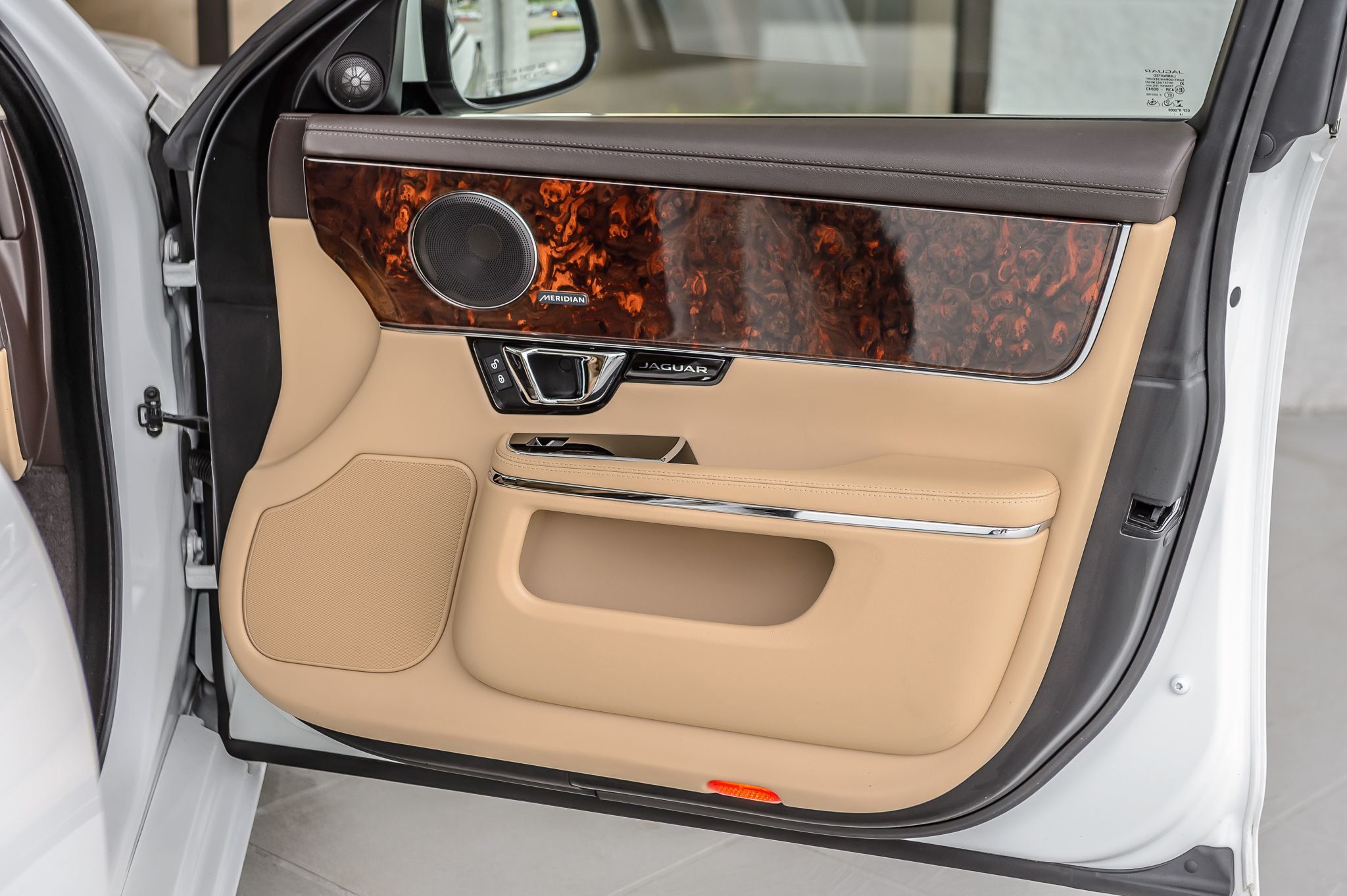 2015 Jaguar XJ photo 47
