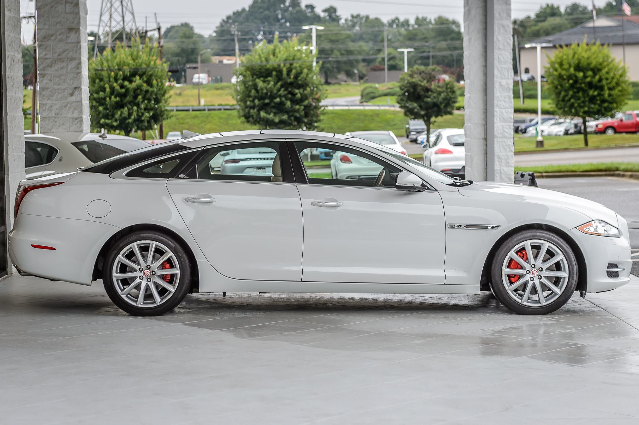 2015 Jaguar XJ photo 48