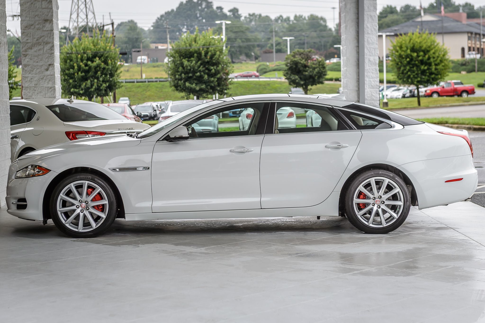 2015 Jaguar XJ photo 49