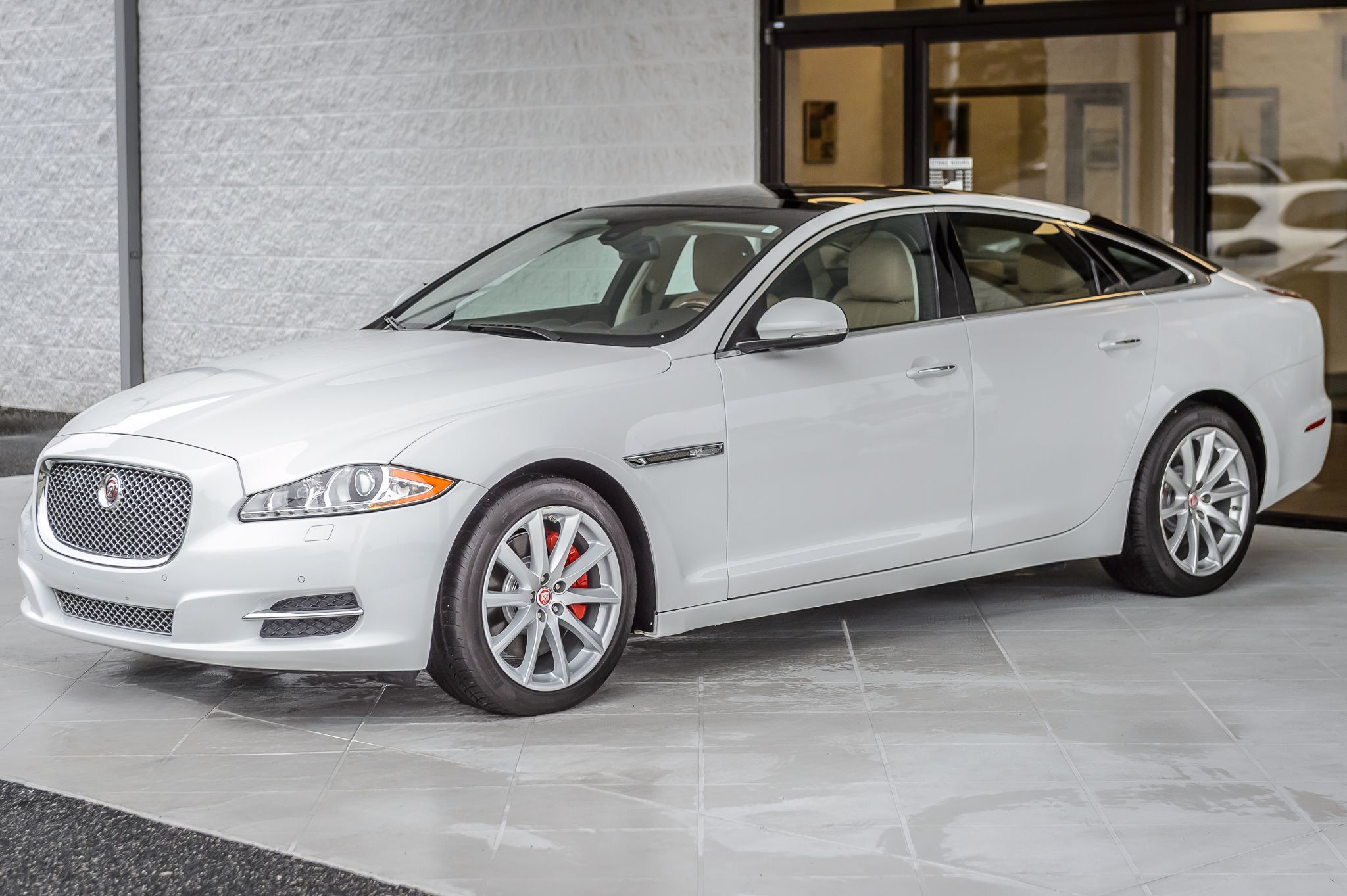 2015 Jaguar XJ photo 3