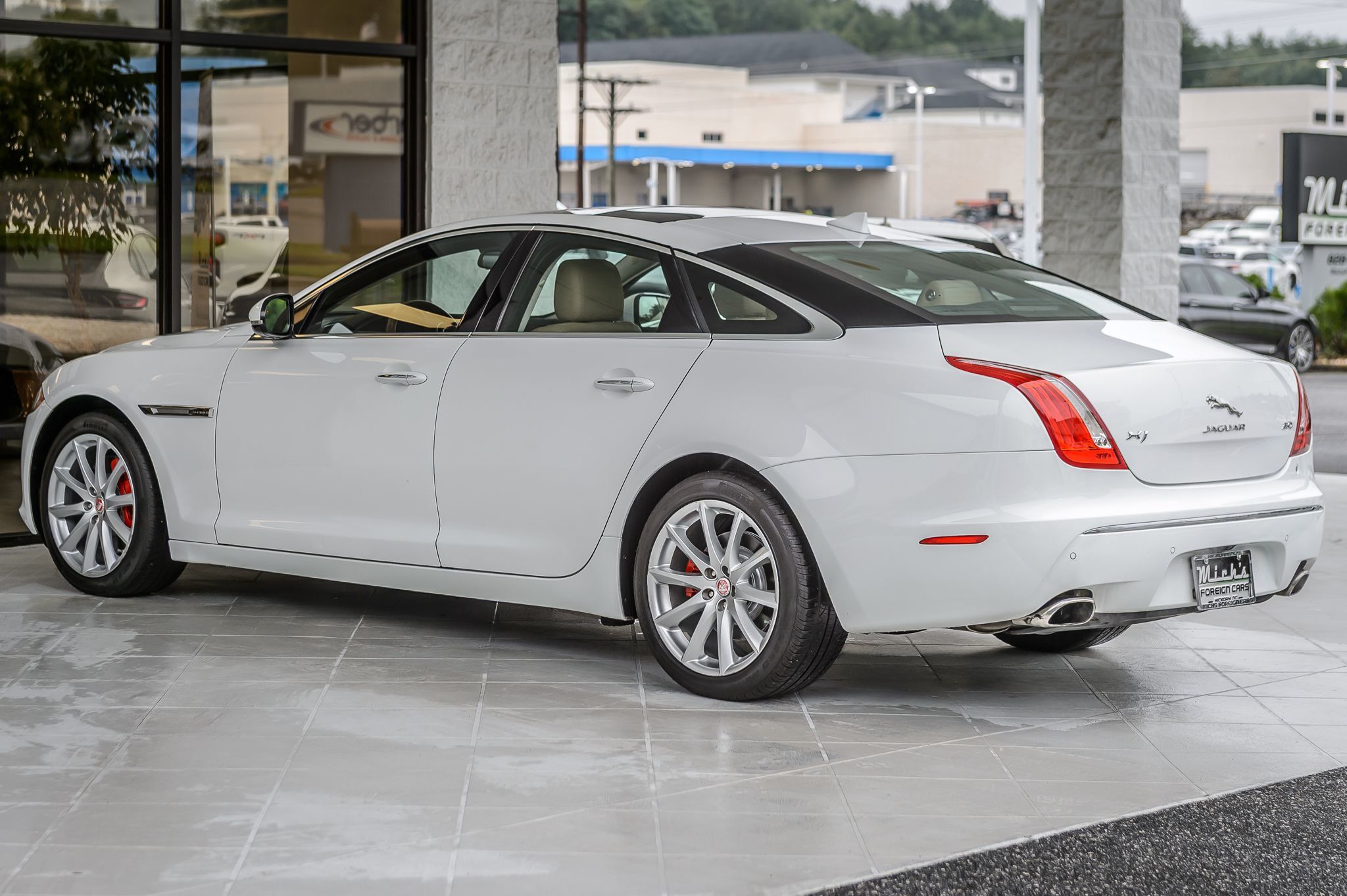 2015 Jaguar XJ photo 4