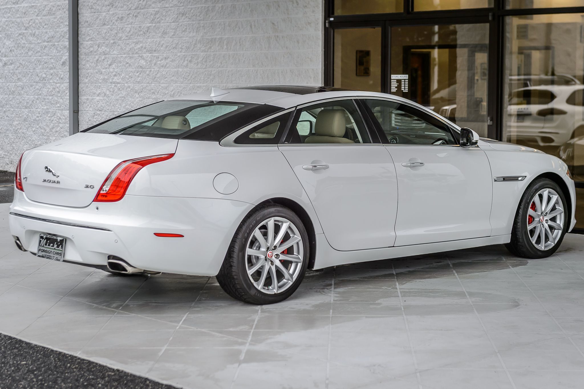 2015 Jaguar XJ photo 6