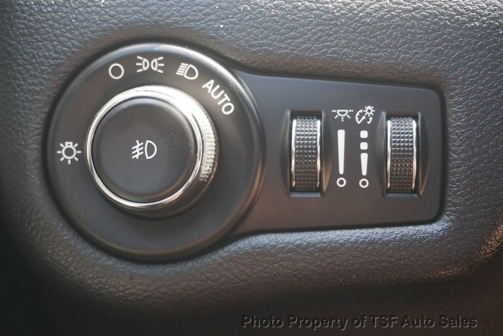 2015 Jeep Cherokee 4WD 4dr Latitude - 23070435 - 25