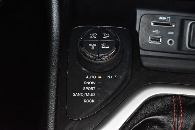 2015 Jeep Cherokee 4WD 4dr Trailhawk - 21979672 - 24