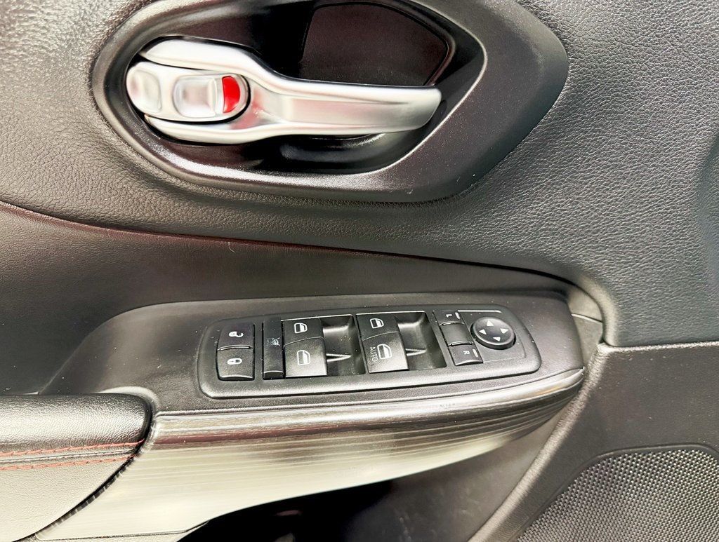 2015 Jeep Cherokee 4WD 4dr Trailhawk - 22907142 - 32