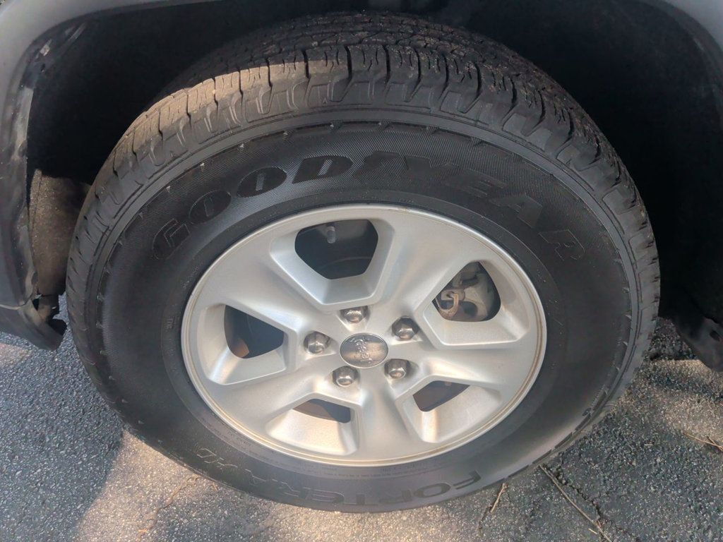 Jeep Grand Cherokee LAREDO photo 10