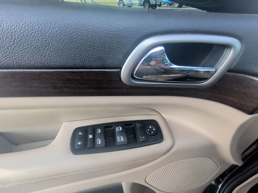 Jeep Grand Cherokee LAREDO photo 12