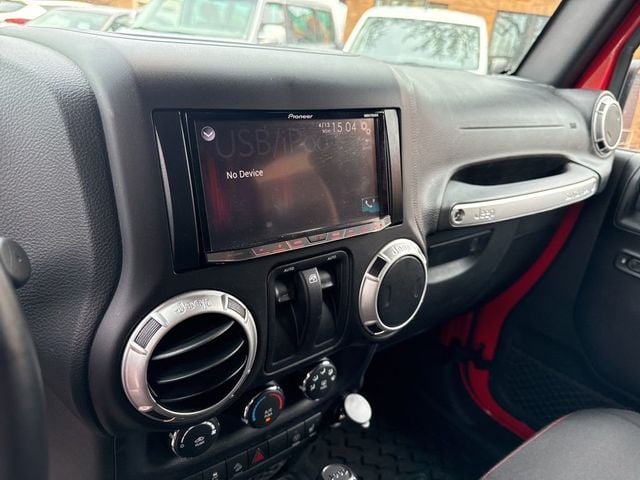 2015 Jeep Wrangler 4WD 2dr Sahara - 23012765 - 10