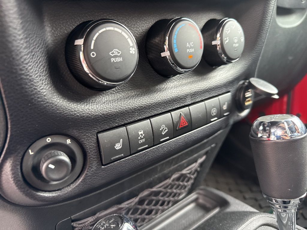 2015 Jeep Wrangler 4WD 2dr Sahara - 23012765 - 11