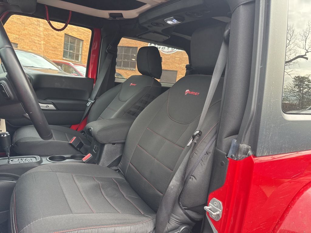 2015 Jeep Wrangler 4WD 2dr Sahara - 23012765 - 7