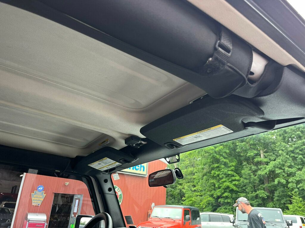 2015 Jeep Wrangler CLEAN CARFAX - 23036401 - 29