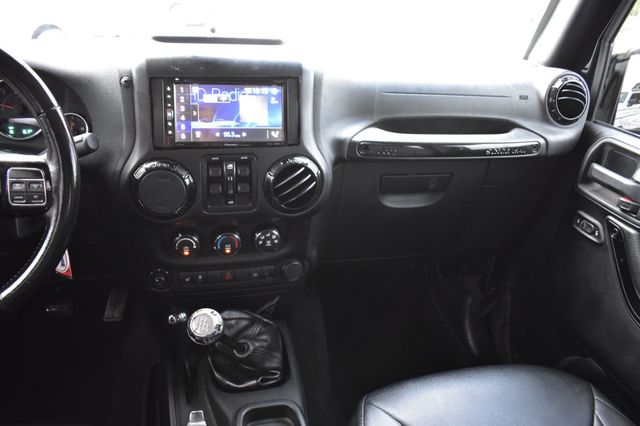 2015 Jeep Wrangler Unlimited 4WD 4dr Altitude - 23060560 - 28