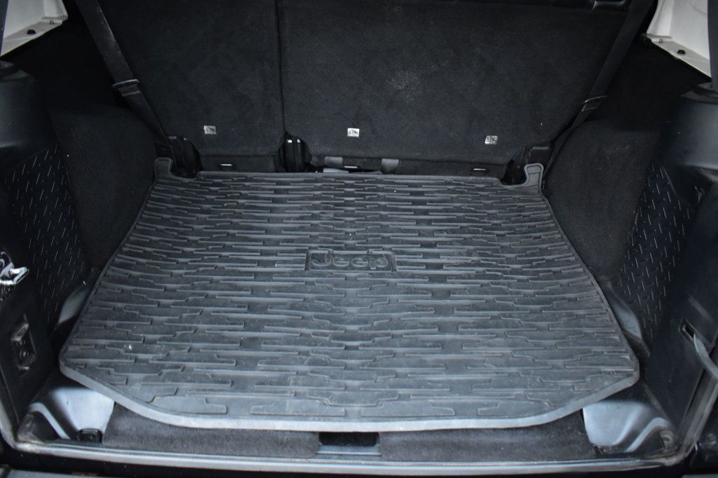 2015 Jeep Wrangler Unlimited 4WD 4dr Altitude - 23060560 - 32