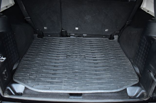 2015 Jeep Wrangler Unlimited 4WD 4dr Altitude - 23060560 - 32