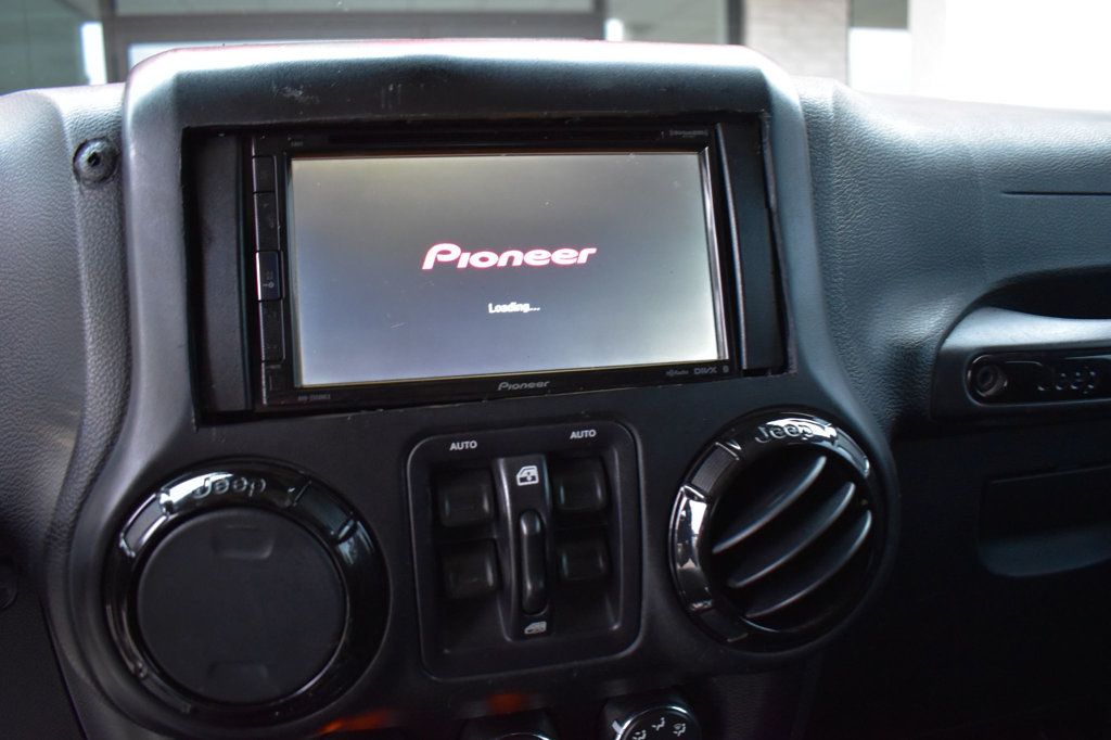 2015 Jeep Wrangler Unlimited 4WD 4dr Altitude - 23060560 - 36