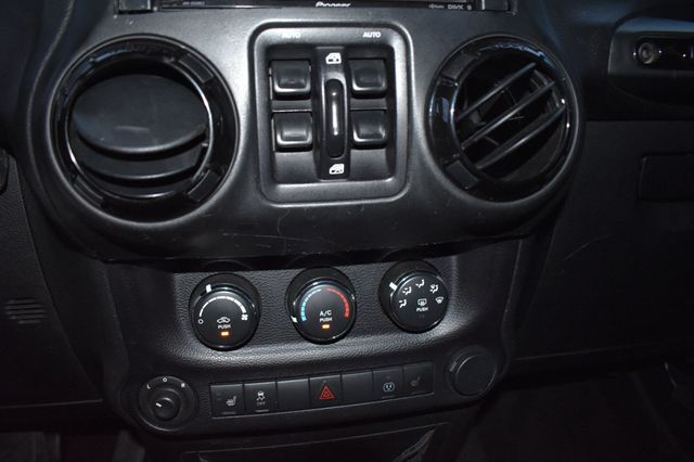 2015 Jeep Wrangler Unlimited 4WD 4dr Altitude - 23060560 - 49