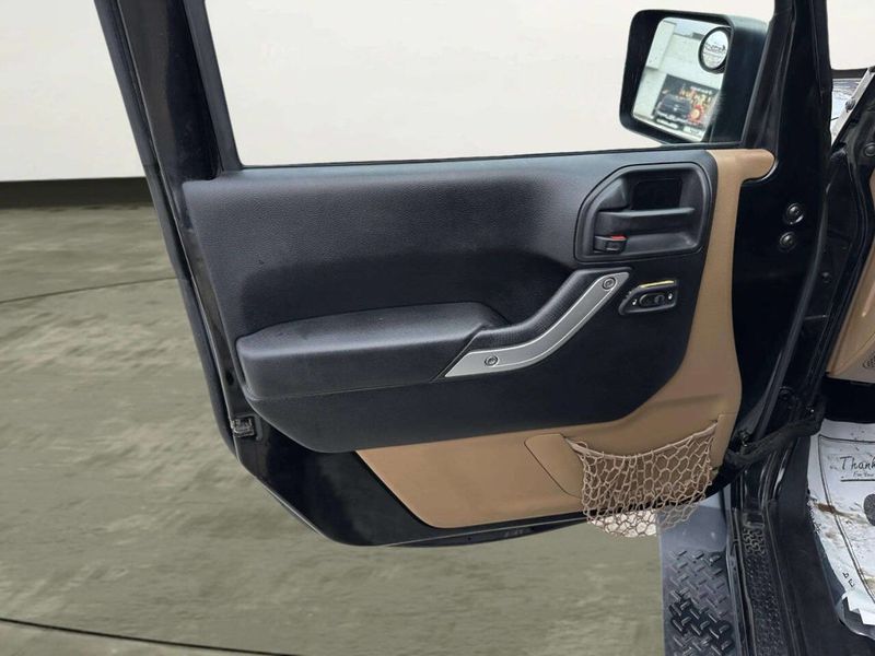 2015 Jeep Wrangler Unlimited 4WD 4dr Altitude - 22983734 - 10