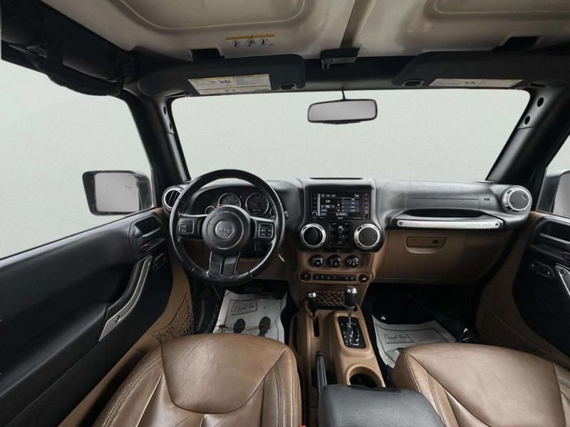 2015 Jeep Wrangler Unlimited 4WD 4dr Altitude - 22983734 - 16