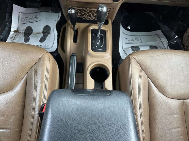 2015 Jeep Wrangler Unlimited 4WD 4dr Altitude - 22983734 - 19