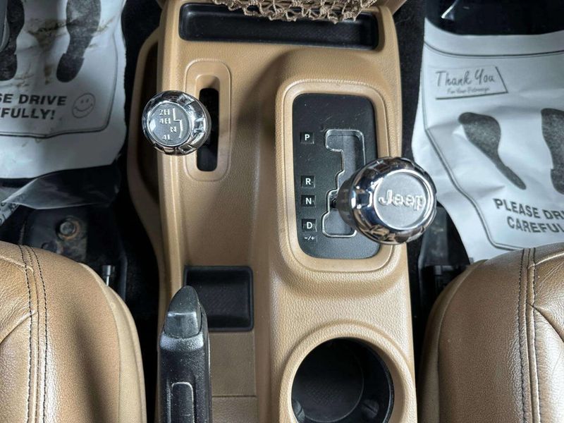 2015 Jeep Wrangler Unlimited 4WD 4dr Altitude - 22983734 - 28