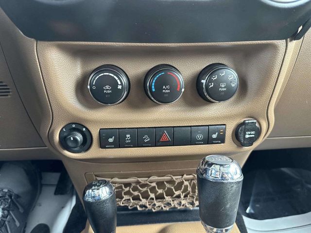 2015 Jeep Wrangler Unlimited 4WD 4dr Altitude - 22983734 - 31