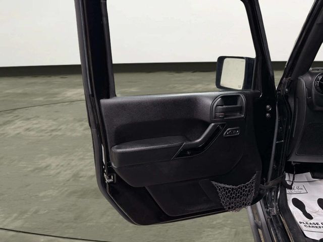 2015 Jeep Wrangler Unlimited 4WD 4dr Altitude - 23054069 - 11