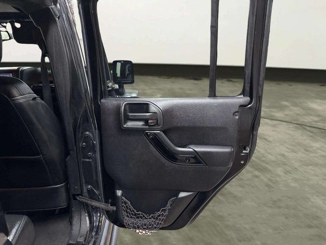 2015 Jeep Wrangler Unlimited 4WD 4dr Altitude - 23054069 - 16