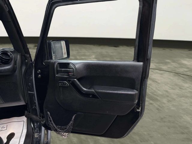 2015 Jeep Wrangler Unlimited 4WD 4dr Altitude - 23054069 - 18