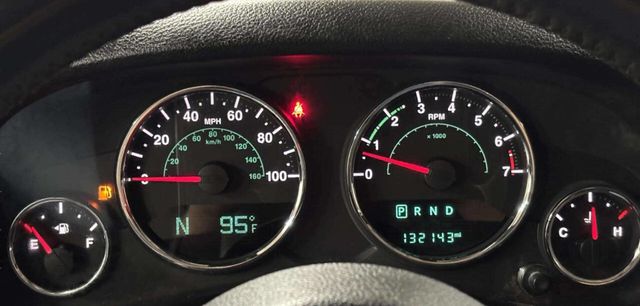 2015 Jeep Wrangler Unlimited 4WD 4dr Altitude - 23054069 - 28
