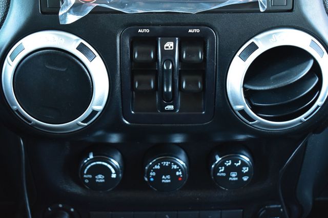 2015 Jeep Wrangler Unlimited 4WD 4dr Rubicon - 22986088 - 33