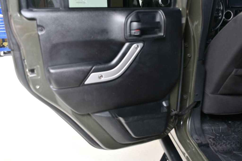 2015 Jeep Wrangler Unlimited 4WD 4dr Rubicon - 22918998 - 23