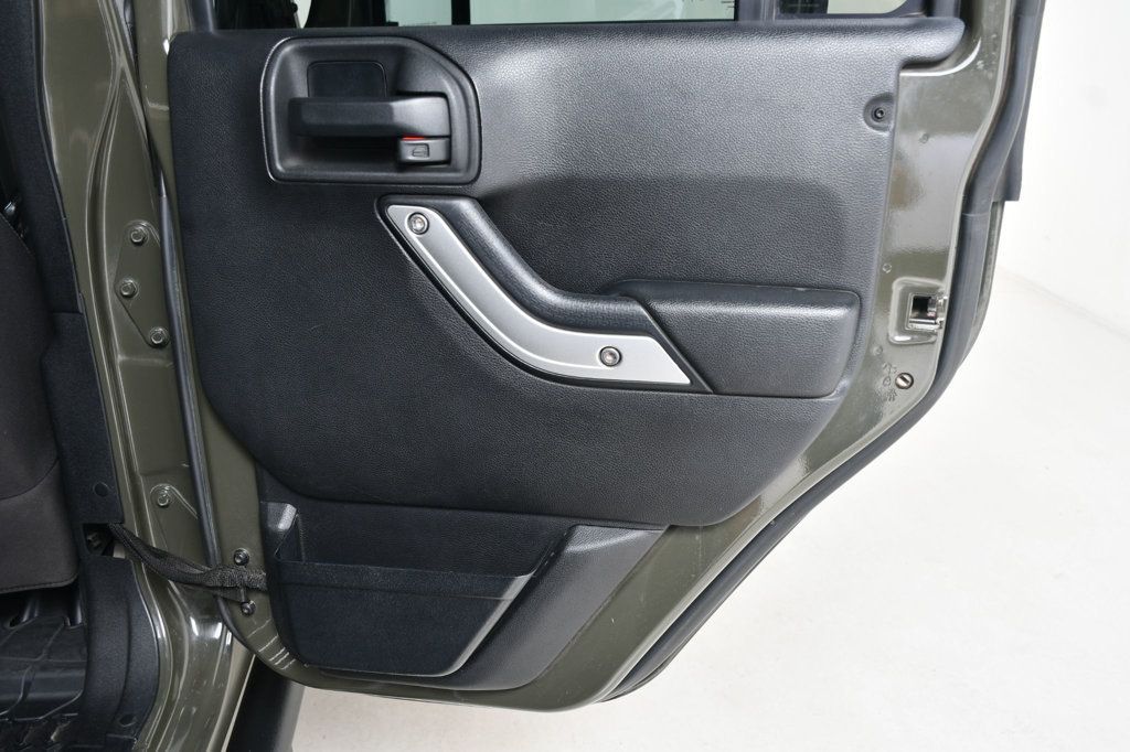 2015 Jeep Wrangler Unlimited Rubicon photo 21