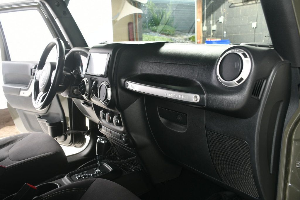 2015 Jeep Wrangler Unlimited Rubicon photo 23