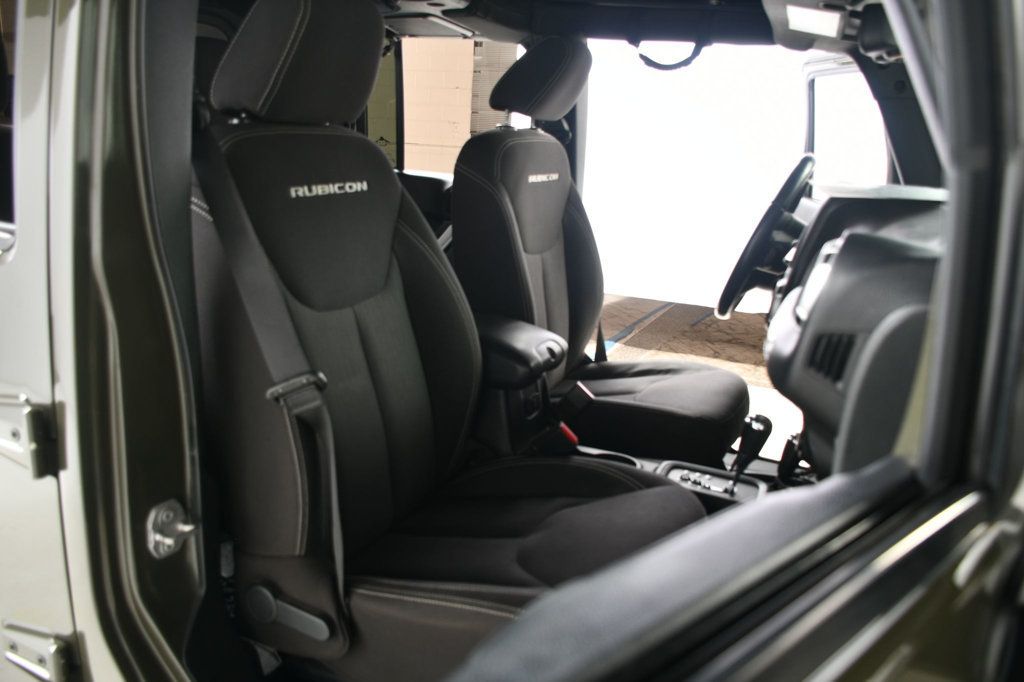 2015 Jeep Wrangler Unlimited Rubicon photo 27