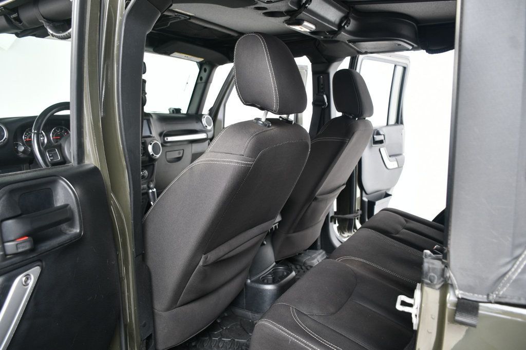2015 Jeep Wrangler Unlimited Rubicon photo 28