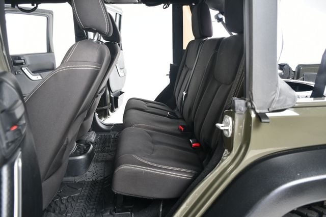 2015 Jeep Wrangler Unlimited 4WD 4dr Rubicon - 22918998 - 33
