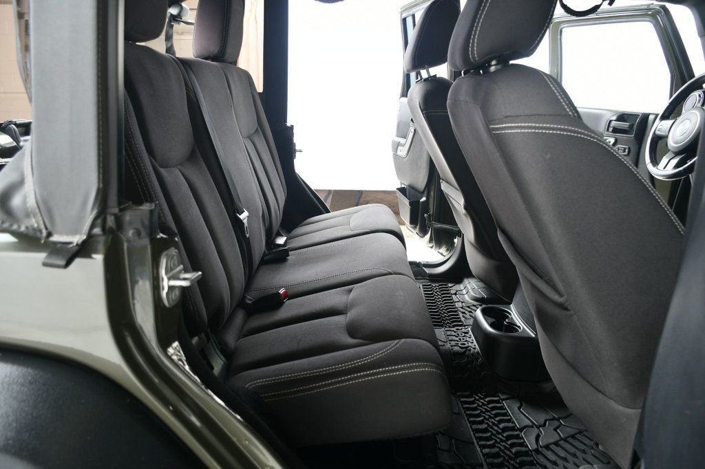 2015 Jeep Wrangler Unlimited Rubicon photo 31