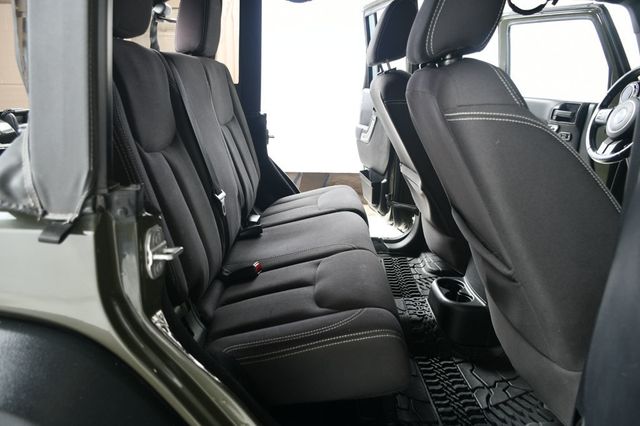 2015 Jeep Wrangler Unlimited 4WD 4dr Rubicon - 22918998 - 35