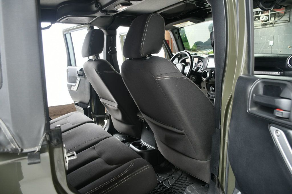 2015 Jeep Wrangler Unlimited Rubicon photo 32