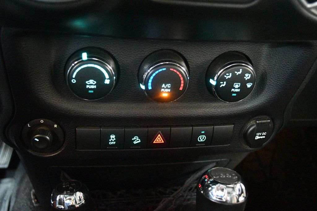 2015 Jeep Wrangler Unlimited Rubicon photo 43