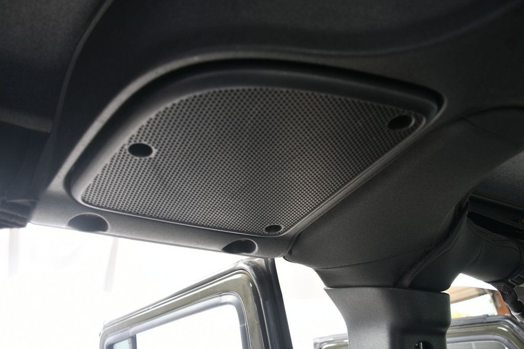 2015 Jeep Wrangler Unlimited Rubicon photo 49