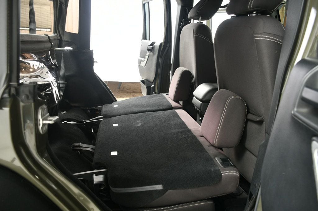 2015 Jeep Wrangler Unlimited Rubicon photo 54