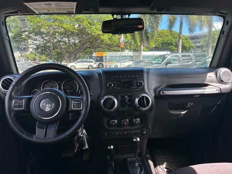 2015 Jeep Wrangler Unlimited 4WD 4dr Sahara - 22929169 - 13